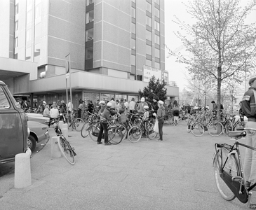 882451 Afbeelding van fietsers op de controlepost tijdens de Landelijke Fietsdag bij het Holiday Inn Hotel ...